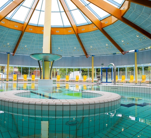 Aktionsbecken im AquaMar Das Aktionsbecken im AquaMar befindet sich unter einer nach oben hin gewölbten Dach-Konstruktion, die in der oberen Hälfte den Blick auf den Himmel freigibt.