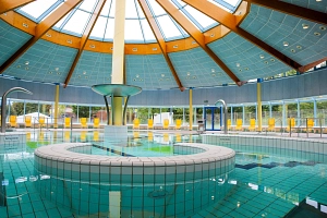 Aktionsbecken im AquaMar Das Aktionsbecken im AquaMar befindet sich unter einer nach oben hin gewölbten Dach-Konstruktion, die in der oberen Hälfte den Blick auf den Himmel freigibt.
