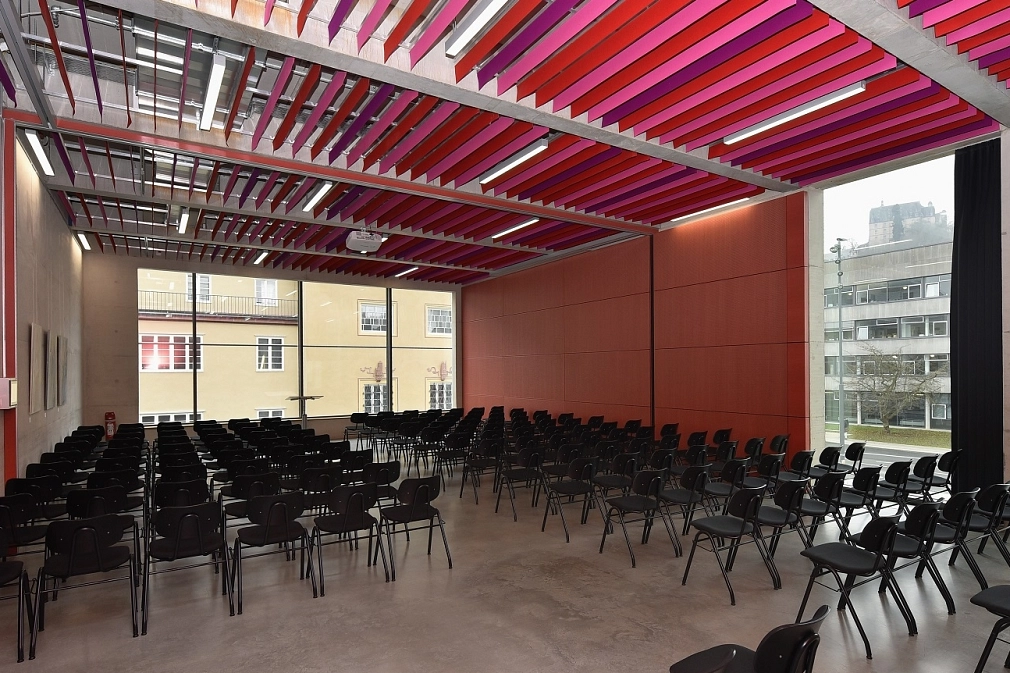 Aktionsraum2-4 bestuhlt für einen Vortrag.