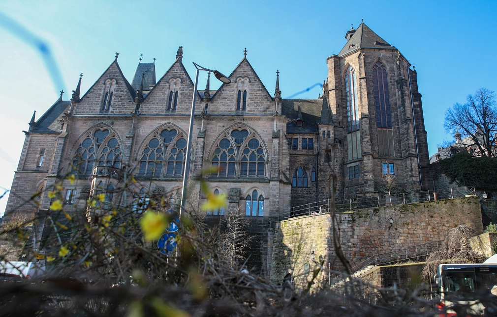 Die Fassade der alten Universität am Rudolphsplatz im Sonnenschein.&nbsp;&copy;&nbsp;Dennis Siepmann, Stadt Marburg