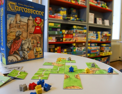 Am Familien-Spielenachmittag SPIEL(e)BAR bietet die Stadtbücherei zahlreiche klassische und digitale Spiele zum Ausprobieren an. © Patricia Grähling, Stadt Marburg