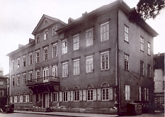 Historisches Foto des Amerikahauses (heute Stadtbücherei) nach 1945.