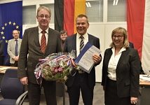 Dr. Thomas Spies mit der Ernennungsurkunde zum Oberbürgermeister der Universitätsstadt Marburg zum 1. Dezember.