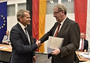 Das scheidende Stadtoberhaupt Egon Vaupel händigte Dr. Thomas Spies die Ernennungsurkunde zum Oberbürgermeister der Universitätsstadt Marburg zum 1. Dezember aus.