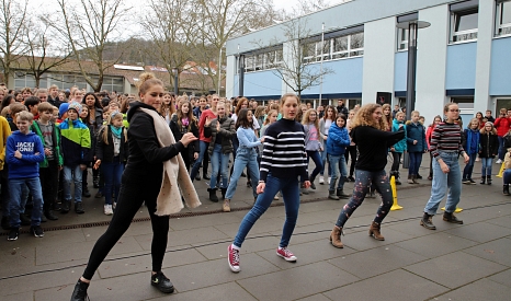 An der Tanz-Demo „One Billion Rising“ vor dem Gymnasium Philippinum in Marburg beteiligten sich im Februar 2020 rund 400 Marburger*innen. © Stefanie Profus, i. A. d. Stadt Marburg