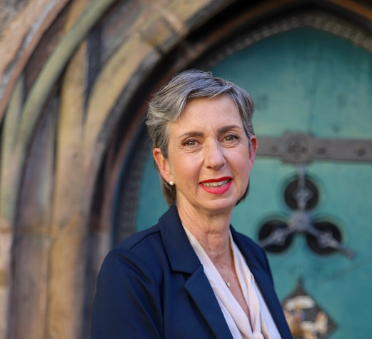 Andrea Suntheim-Pichler Andrea Suntheim-Pichler steht vor der Tür des Marburger Rathauses.