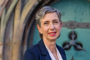 Andrea Suntheim-Pichler Andrea Suntheim-Pichler steht vor der Tür des Marburger Rathauses.