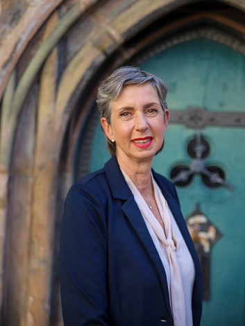 Andrea Suntheim-Pichler steht vor der Tür des Marburger Rathauses.&nbsp;&copy;&nbsp;Patricia Grähling, Stadt Marburg