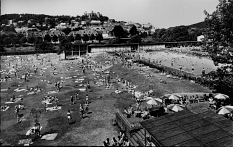 AquaMar Marburg - Altes Sommerbad mit der Liegewiese und dem 50 m Becken und mit Blick zum Schloss - Foto in schwarz-weiß