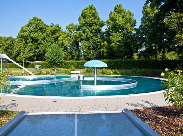 AquaMar - Blick auf das Aktionsbecken im Freibad mit dem Wasserpilz in der Mitte