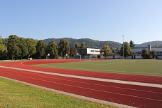 AquaMar - Blick auf das Uni-Stadion. Im Vordergrund die Laufbahn © Universitätsstadt Marburg - Rolf Klinge