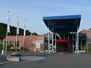 Der Eingangsbereich des AquaMar mit dem blauen Vordach und den Fahnen links