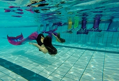 2 junge Mädchen mit Flossen als Meerjungfrau im Wasser schwimmend © Schwimmschule Bavaria