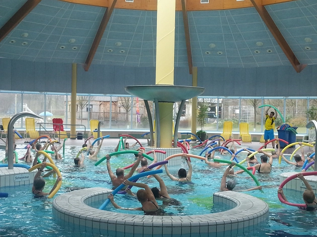 Viele Teilnehmer bei der Wassergymnastik im Aktionsbecken des AquaMar