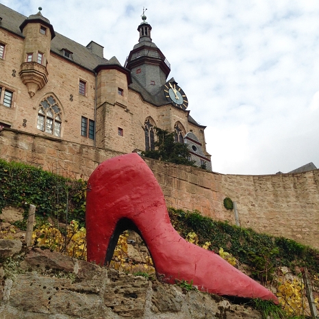roter Schuh vor dem Schloss © Marburg Stadt und Land Tourismus