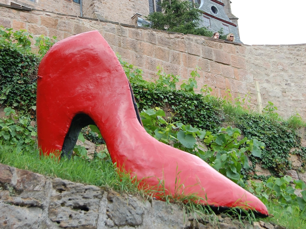 Aschenputtel-Schuh des Grimm-Dich-Pfads Riesiger Aschenputtel-Schuh des Grimm-Dich-Pfades unterhalb des Schlosses © Universitätsstadt Marburg