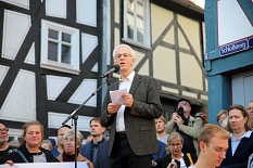 Auch Probst Helmut Wöllenstein sprach bei der Kundgebung. © Simone Schwalm, Stadt Marburg