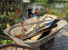 Auch viele Metallteile gehörten zu dem Müll, den DLRG und „Lahntaucher“ aus dem Wasser sammelten. © Freya Altmüller, i.A.d. Stadt Marburg