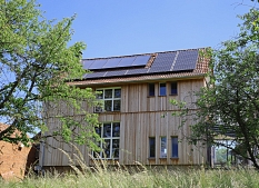 Auf dem Dach des nun modernen Wohnhauses ließ Rauch Photovoltaik-Anlagen anbringen. © Stefanie Ingwersen, Stadt Marburg