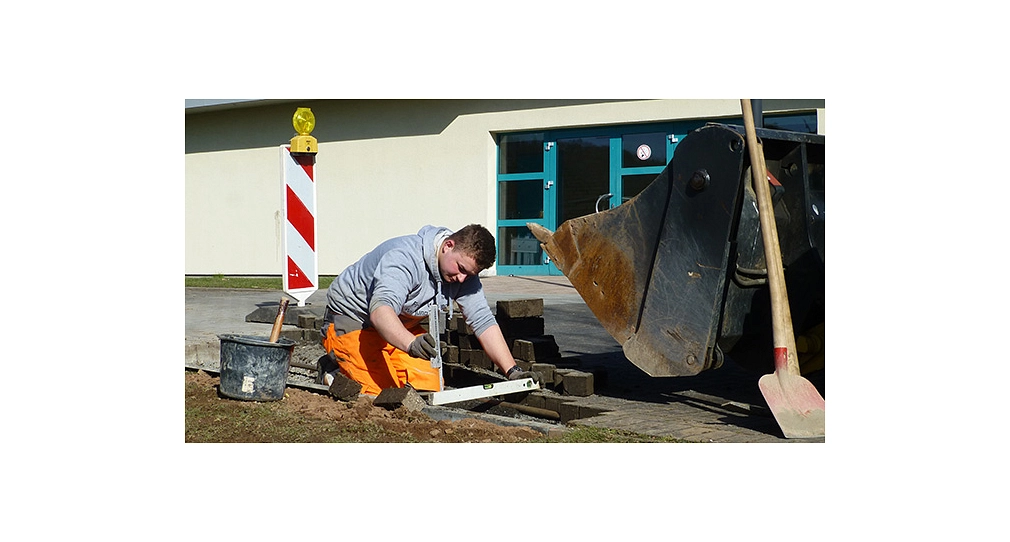 Das Foto zeigt einen Auszubildenden des DBM beim Vermessen für Pflasterarbeiten.&nbsp;&copy;&nbsp;DBM, Sonja Stender