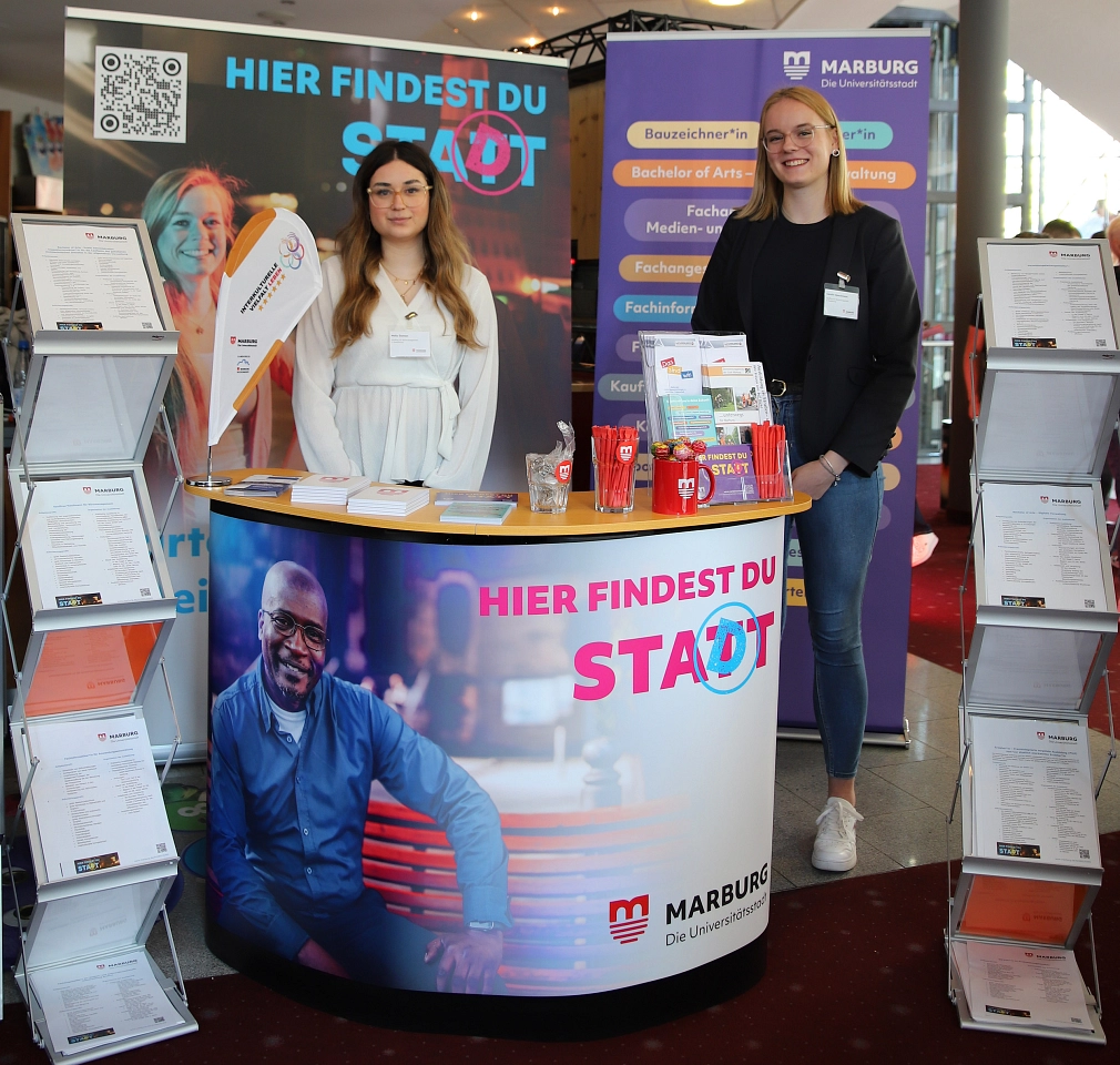 Zwei Frauen stehen an einem Messestand der Stadt Marburg.&nbsp;&copy;&nbsp;Stefanie Ingwersen, Stadt Marburg