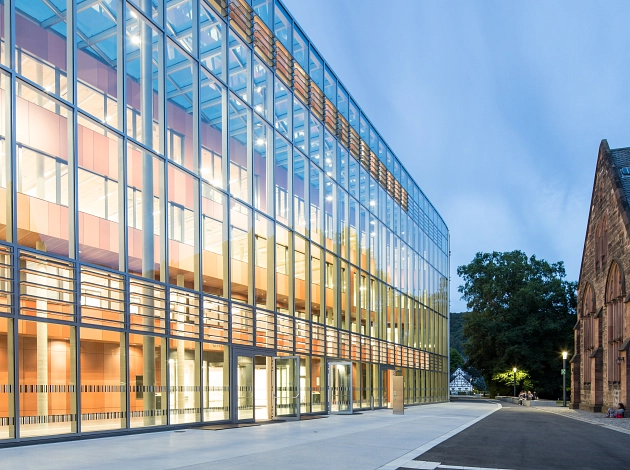 Glasfassade der neuen Universitätsbibliothek Marburg