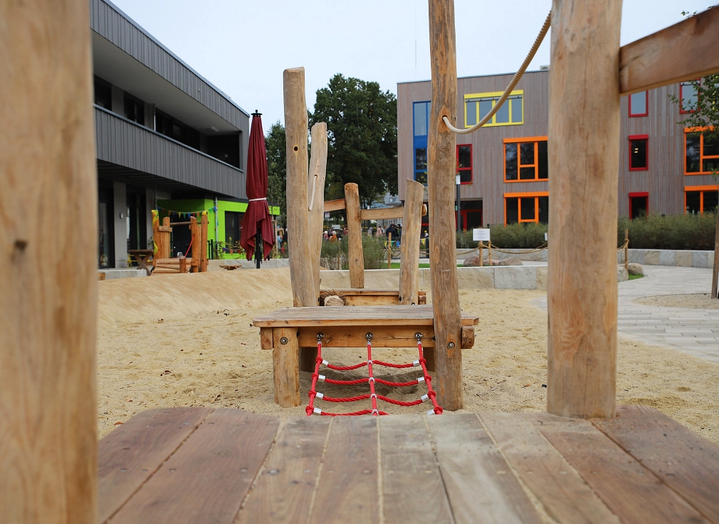 Das neue Außengelände bietet Sandbereiche und verschiedene Spielgeräte für Kinder aller Altersstufen.&nbsp;&copy;&nbsp;Stefanie Ingwersen, Stadt Marburg