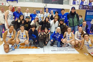 Austausch mit Sport-Studierenden aus Japan Es ist ein Gruppenbild in einer Turnhalle zu sehen.