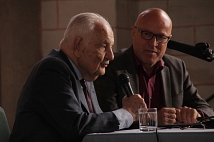 Der Wissenschaftler und Publizist Professor Dr. Alfred Grosser (links) im Gespräch mit Kulturamtsleiter Richard Laufner.