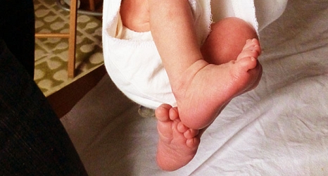 Das Foto zeigt die Füße eines Babys. © DBM, Sonja Stender
