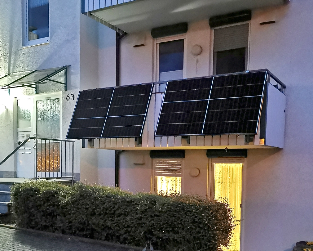 Balkonkraftwerk an einem Mehrfamilienhaus Das Foto zeigt ein sogenanntes Balkonkraftwerk: Zwei Solarmodule am Balkon eines Mehrfamilienhauses. © Wikimedia Commons/Triplec85