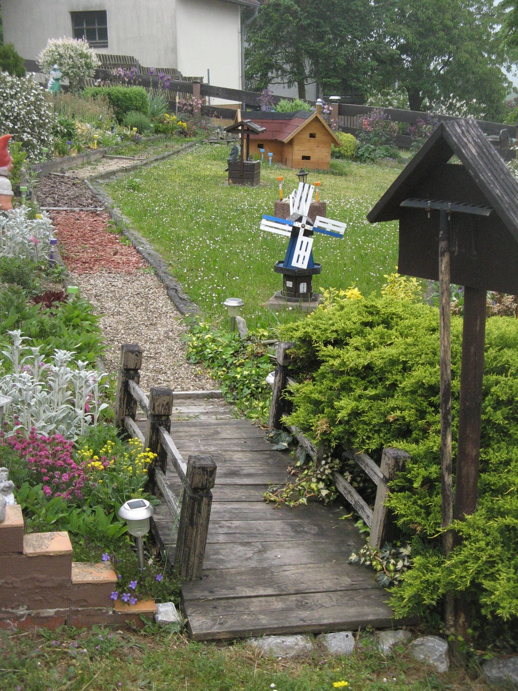 Barfußweg im Vorgarten