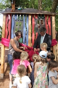 Die Kinder in Michelbach zeigten Bürgermeister Dr. Franz Kahle ihr neues Solar-Baumhaus