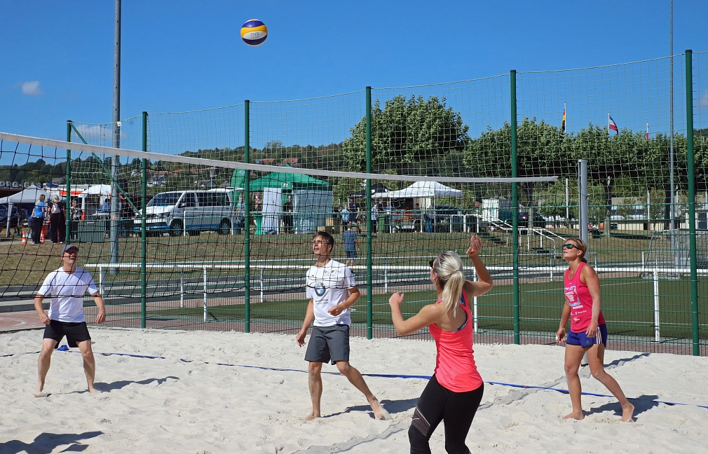 Auf dem Beachvolleyballfeld im Georg-Gaßmann-Stadion spielen Spieler*innen Beachvolleyball.