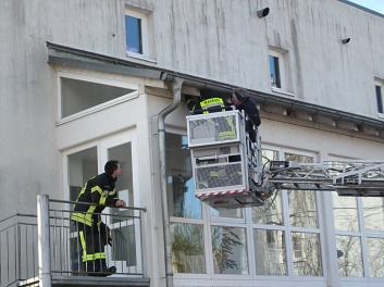Befestigung der Nisthilfen am Haus&nbsp;&copy;&nbsp;Universitätsstadt Marburg