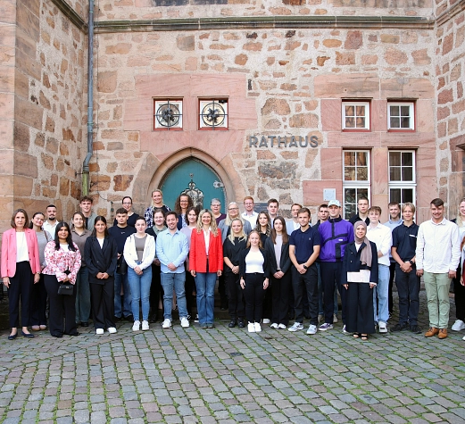Begrüßung Azubis 2025 Eine Gruppe von Menschen stehen im Halbkreis vor der Rathaustür.
