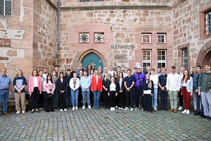 Begrüßung Azubis 2025 Eine Gruppe von Menschen stehen im Halbkreis vor der Rathaustür.