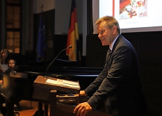 Oberbürgermeister Dr. Thomas Spies begrüßte der Gäste im Historischen Saal zur Vorstellung der neuen Stadtschrift. © Thomas Steinforth, Stadt Marburg