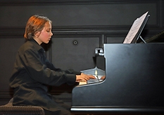 Der zwölfjährige Jonathan Widdascheck begleitete den Vortrag musikalisch mit Stücken von Klavierstücken Frédéric Chopin und Bohuslav Martinu. © Thomas Steinforth, Stadt Marburg