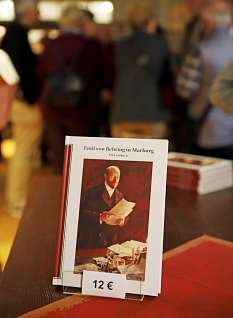 Die neue Stadtschrift „Emil von Behring“ ist ab sofort bei der Stadt Marburg, online und im Buchhandel erhältlich. © Thomas Steinforth, Stadt Marburg