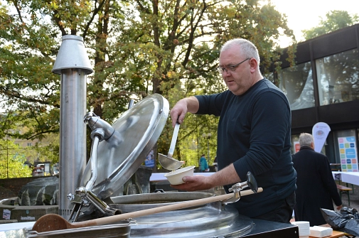 Bei Alexander Moos konnten sich die Menschen beim Aktionstag "Gemeinsam an einem Tisch" einen Teller kräftige Suppe abholen.&nbsp;&copy;&nbsp;Nadja Schwarzwäller i.A.d. Stadt Marburg