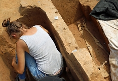 Bei den Ausgrabungen am Firmaneiplatz stieß das Team auf etliche menschliche Skelette © Thomas Steinforth, Stadt Marburg