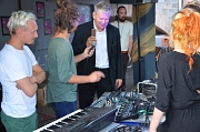 Bei der Premiere des Music Labs am Rudolphsplatz ging es um Beteiligung und nachhaltige Kultur. Oberbürgermeister Dr. Thomas Spies (3. v. l.) beim Klangmix an der Loop-Station mit Jonas Siepmann (2. v. l.) und Teilnehmer*innen.