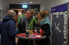 Bei Speisen und Getränken kamen die Besucher*innen ins Gespräch, um sich auszutauschen sowie untereinander zu vernetzen. © Stefanie Ingwersen, Stadt Marburg