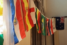 Beim Empfang der rund 30 Wissenschaftler*innen aus vielen Ländern schmückten deren Flaggen das Foyer im Rathaus. © Beatrix Achinger, i.A.d. Stadt Marburg