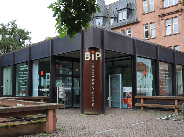 Das Beratungszentrum mit integriertem Pflegestützpunkt befindet sich direkt am Rudolphsplatz, Ecke Am Grün.
