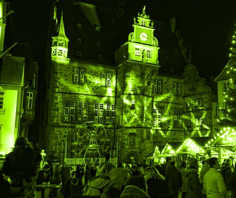 Bereits seit mehreren Jahren beteiligt sich die Universitätsstadt am internationalen Aktionstag „Cities for Life“ – „Städte für das Leben“ und beleuchtet aus diesem Anlass das Rathaus grün. © Georg Kronenberg