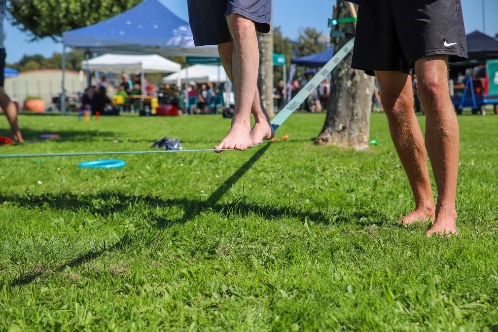 Eine Person balanciert auf einer Slackline, eine Person unterstützt. Zu sehen sind nur die Füße.&nbsp;&copy;&nbsp;Simone Batz, Stadt Marburg