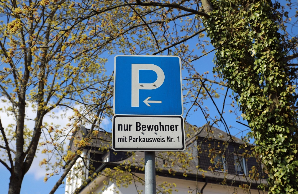 Solche Schilder für das Bewohnerparken wie im Südviertel wird es am Ortenberg nicht geben. Bei einer Befragung der Stadt lehnt die Mehrheit die Einführung einer solchen Regelung im Quartier ab.&nbsp;&copy;&nbsp;Thomas Steinforth, Stadt Marburg