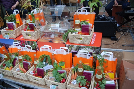 Geschenkkörbe mit Bio-Gemüse und Apfelsaft, sowie fair gehandelten Produkten (Kaffee, Schokolade, Früchte etc.) © Universitätsstadt MarburgFD Umwelt, Fairer Handel und Abfallwirtschaft